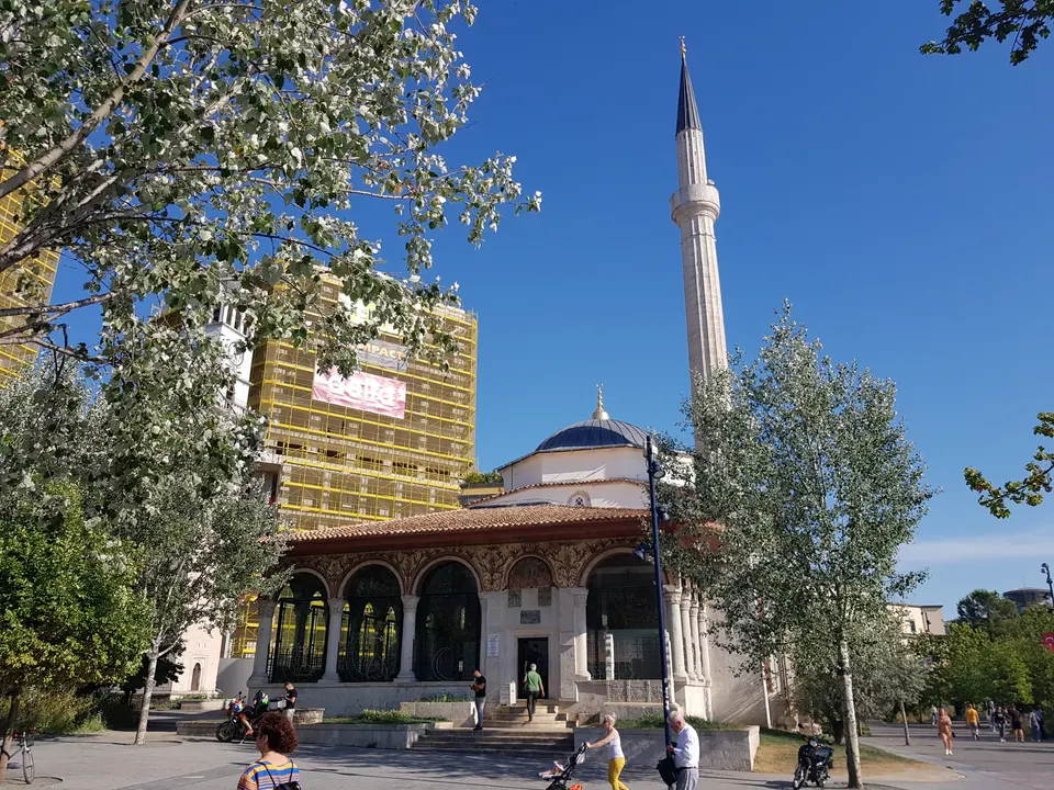 La mezquita de Et'hem Bey, en la plaza Skanderbeg de Tirana.