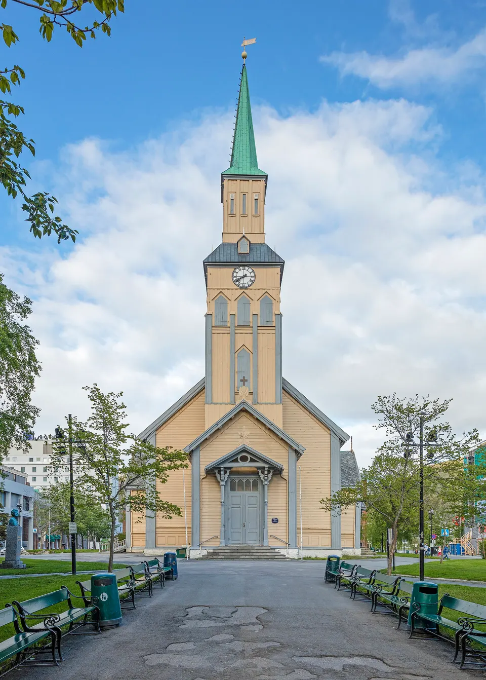 Catedral luterana neogótica de madera amarilla en el parque central de Tromsø.