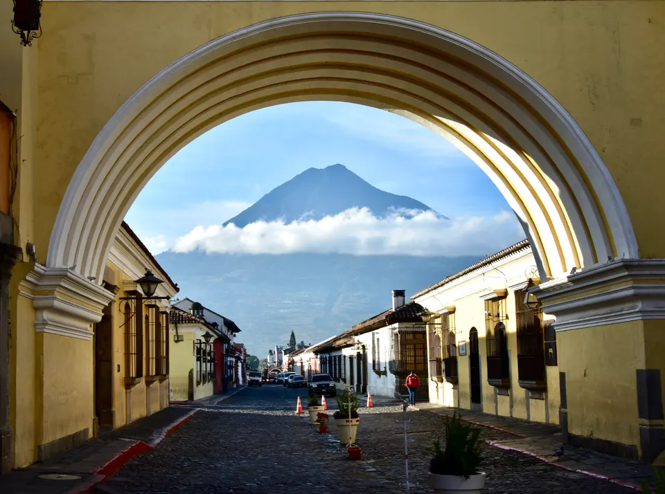 Perspectiva de la Calle del Arco en Antigua Guatemala con el imponente Volcán de Agua al fondo.