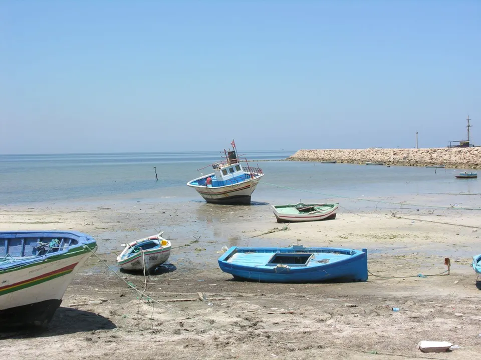 Barcas tradicionales de pesca amarradas en el pintoresco puerto de Houmt Souk en Djerba.