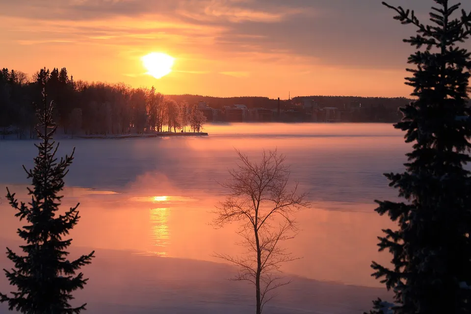 Extensión azul del lago Näsijärvi salpicado de bosques boreales en los alrededores de Tampere.