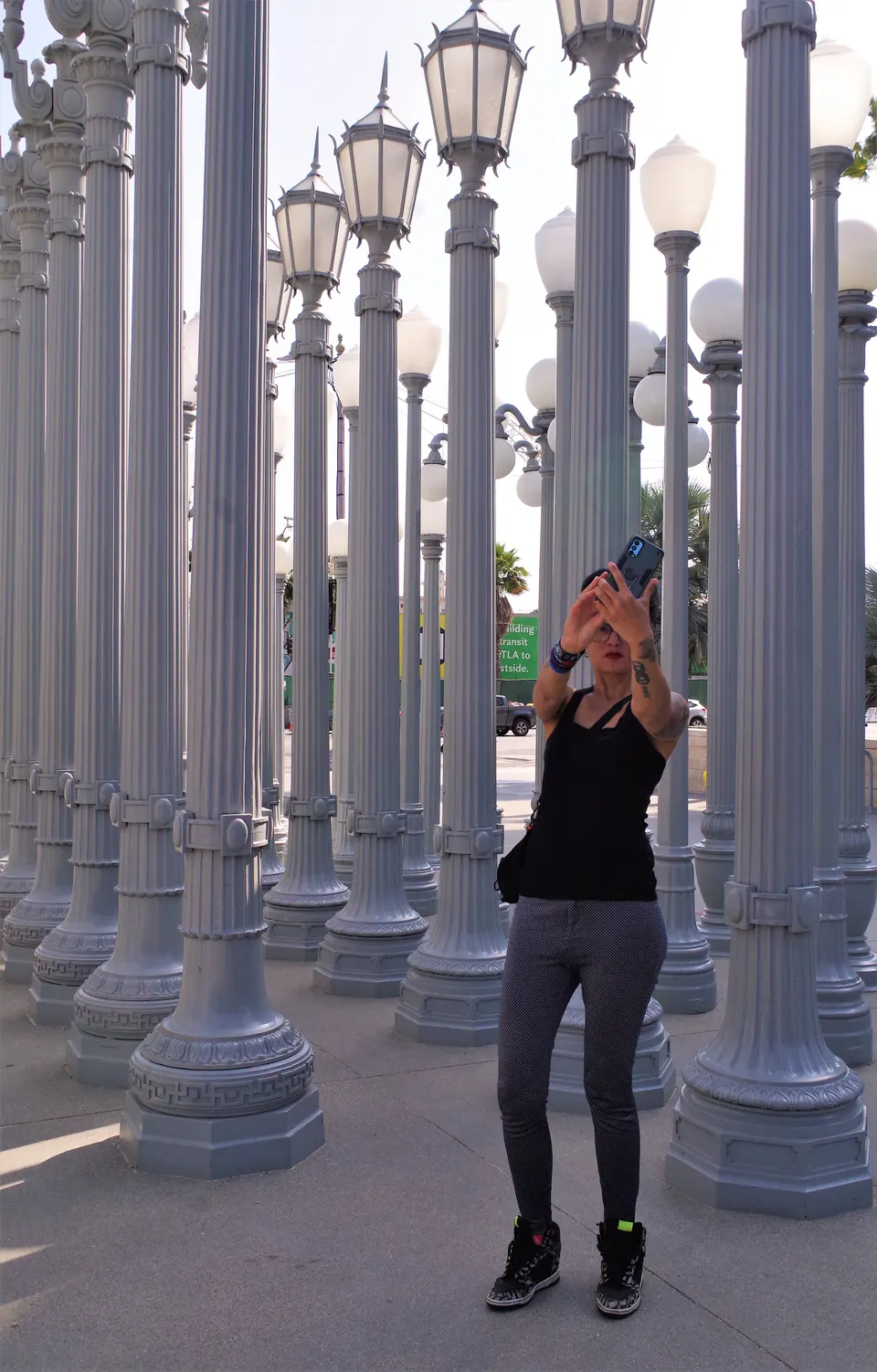 Leelou is enchanted within Urban Lights sculpture by Chris Burden at the entrance to the Los Angeles County Museum Of Ar en los-angeles