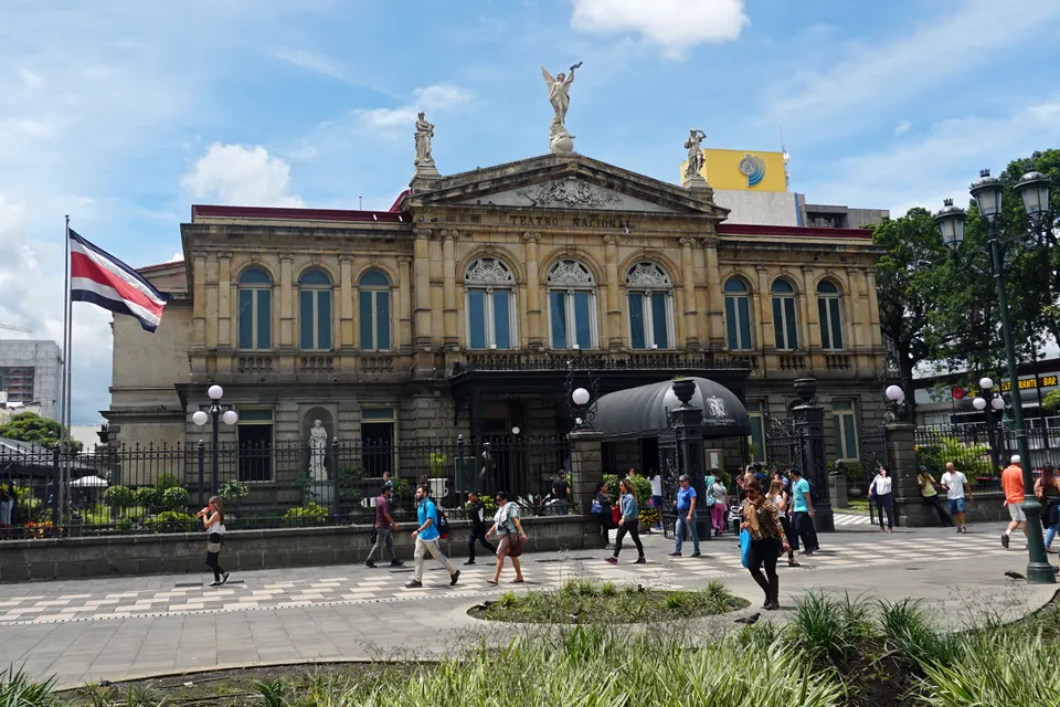 Main facade of the National Theater, San José, Costa Rica en san-jose