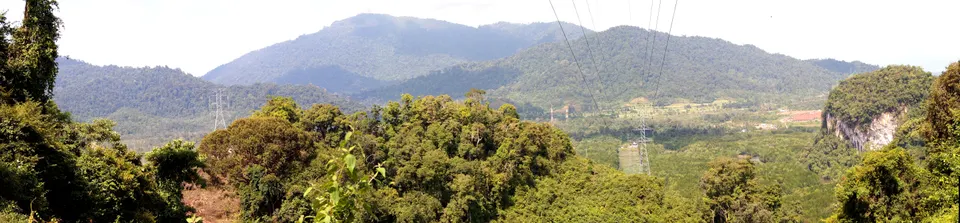 Pico montañoso más alto de Langkawi cubierto de densa selva tropical primaria y mirador panorámico.