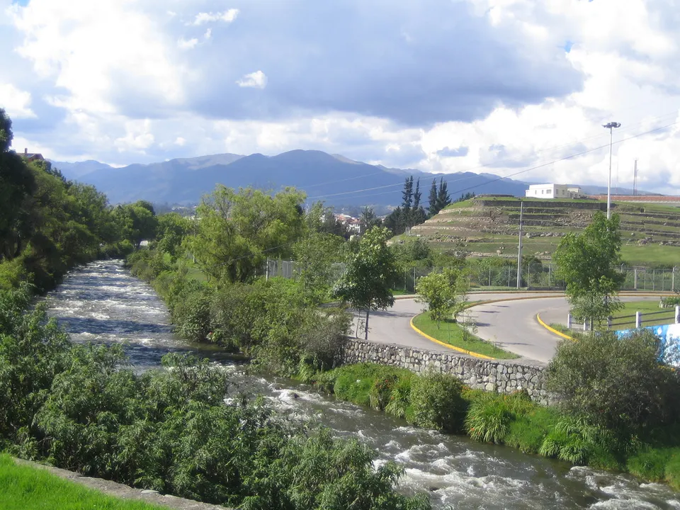 Tomebamba river at left and Pumapungo ruins at right. 2005 en cuenca