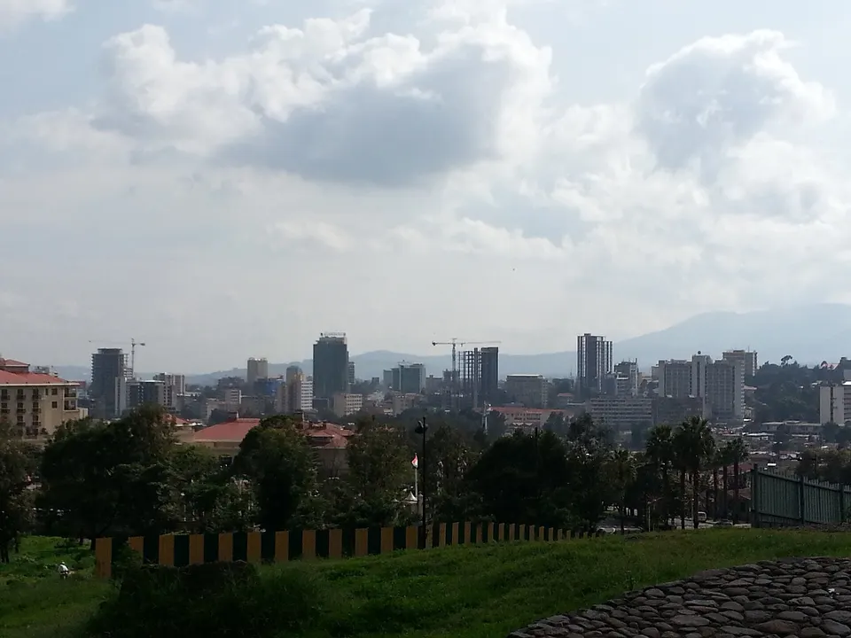 Panorámica moderna de Addis Abeba con edificios contemporáneos al pie de las colinas de Entoto.