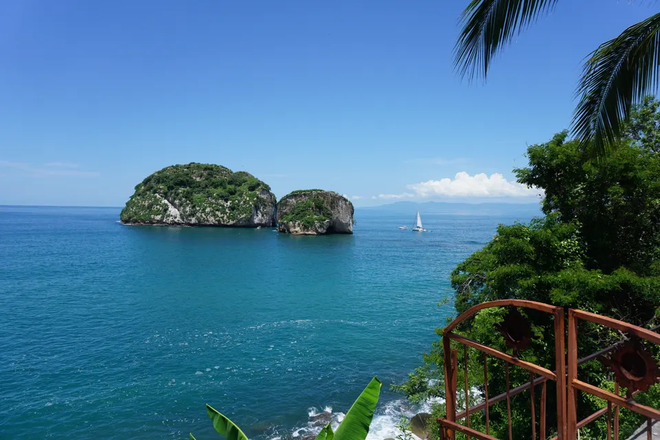 Islotes rocosos de granito y arcos naturales marinos en el Parque Nacional Marino Los Arcos de Mismaloya.