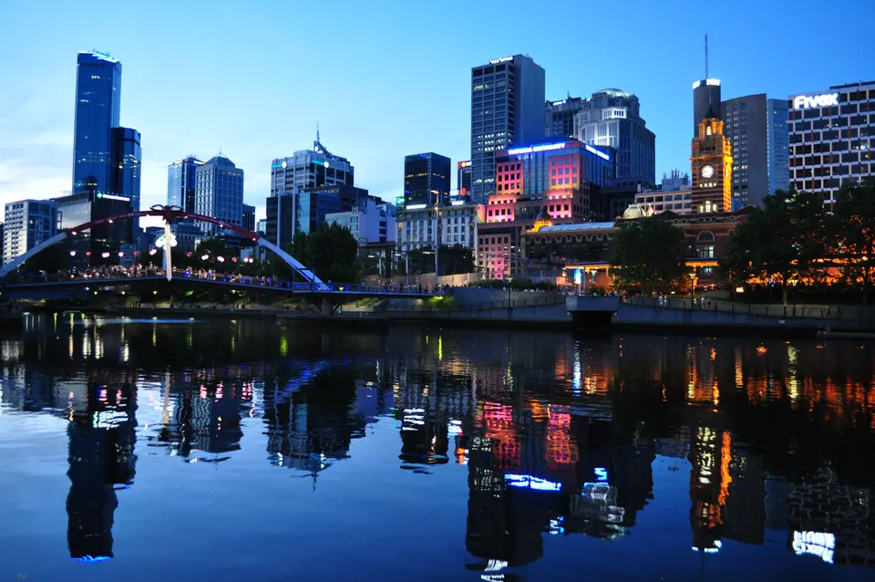 Horizonte urbano de Melbourne y la icónica cúpula de Flinders Street Station junto al río Yarra.