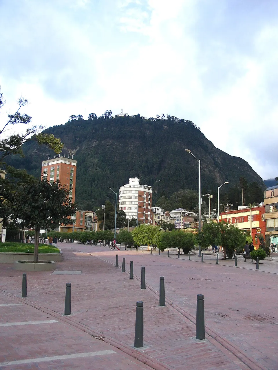 Panorámica de Bogotá y la sabana andina desde la cima del cerro de Monserrate