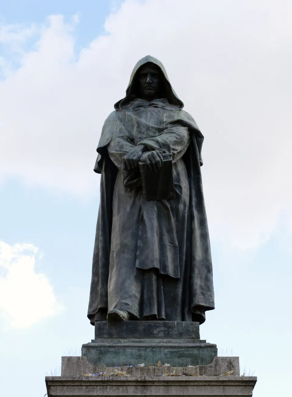 La estatua de bronce de Giordano Bruno, en el centro de Campo de' Fiori.