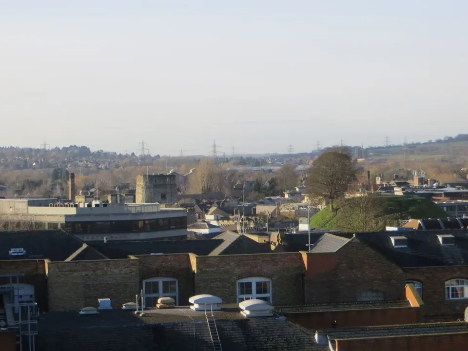 El montículo (motte) normando y la torre de Saint George en el Castillo de Oxford.